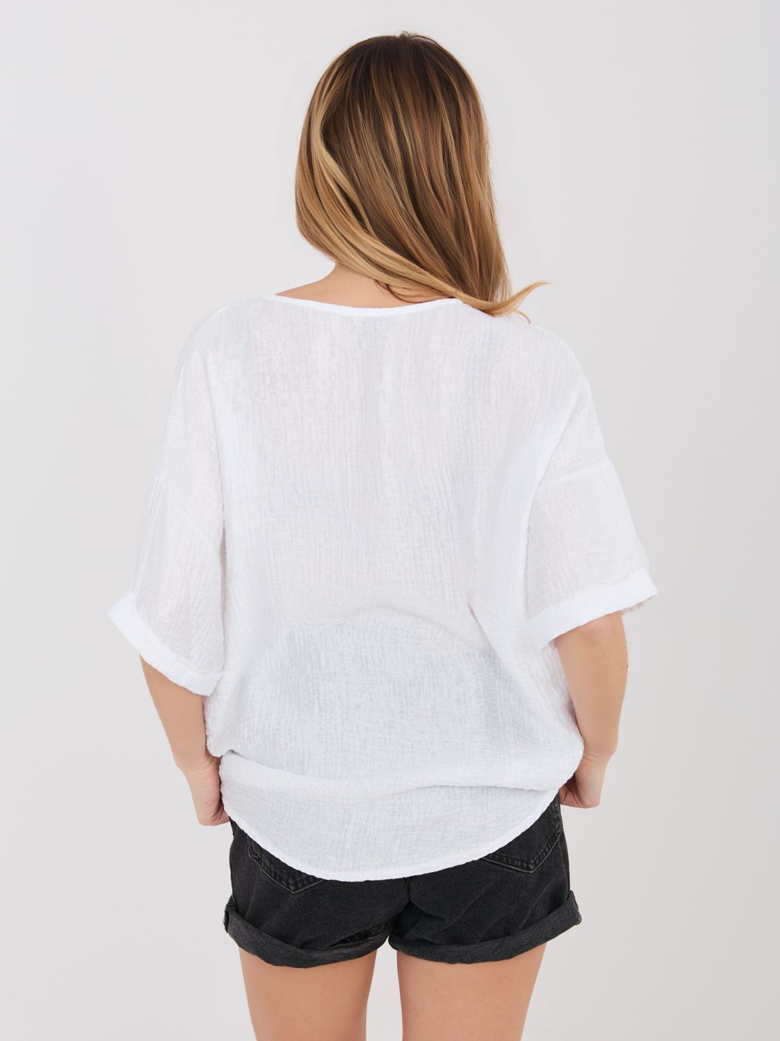 Bluză albă cu decolteu în V și material texturat