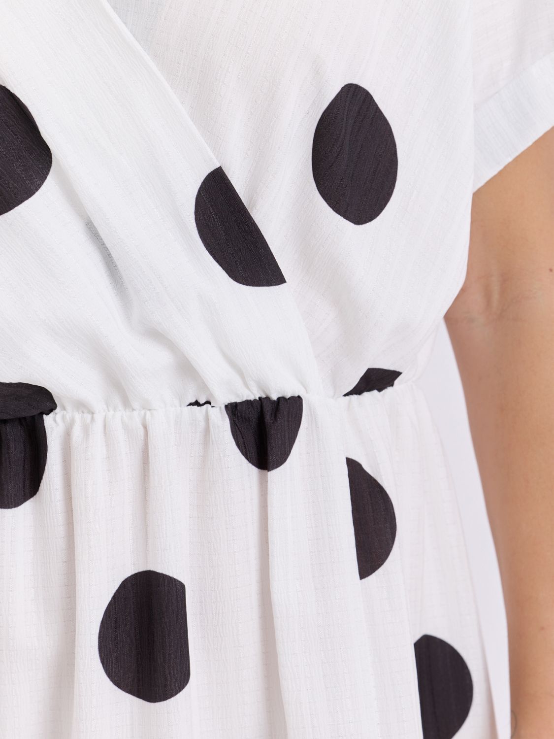 Rochie midi alb-negru cu buline și decolteu petrecut