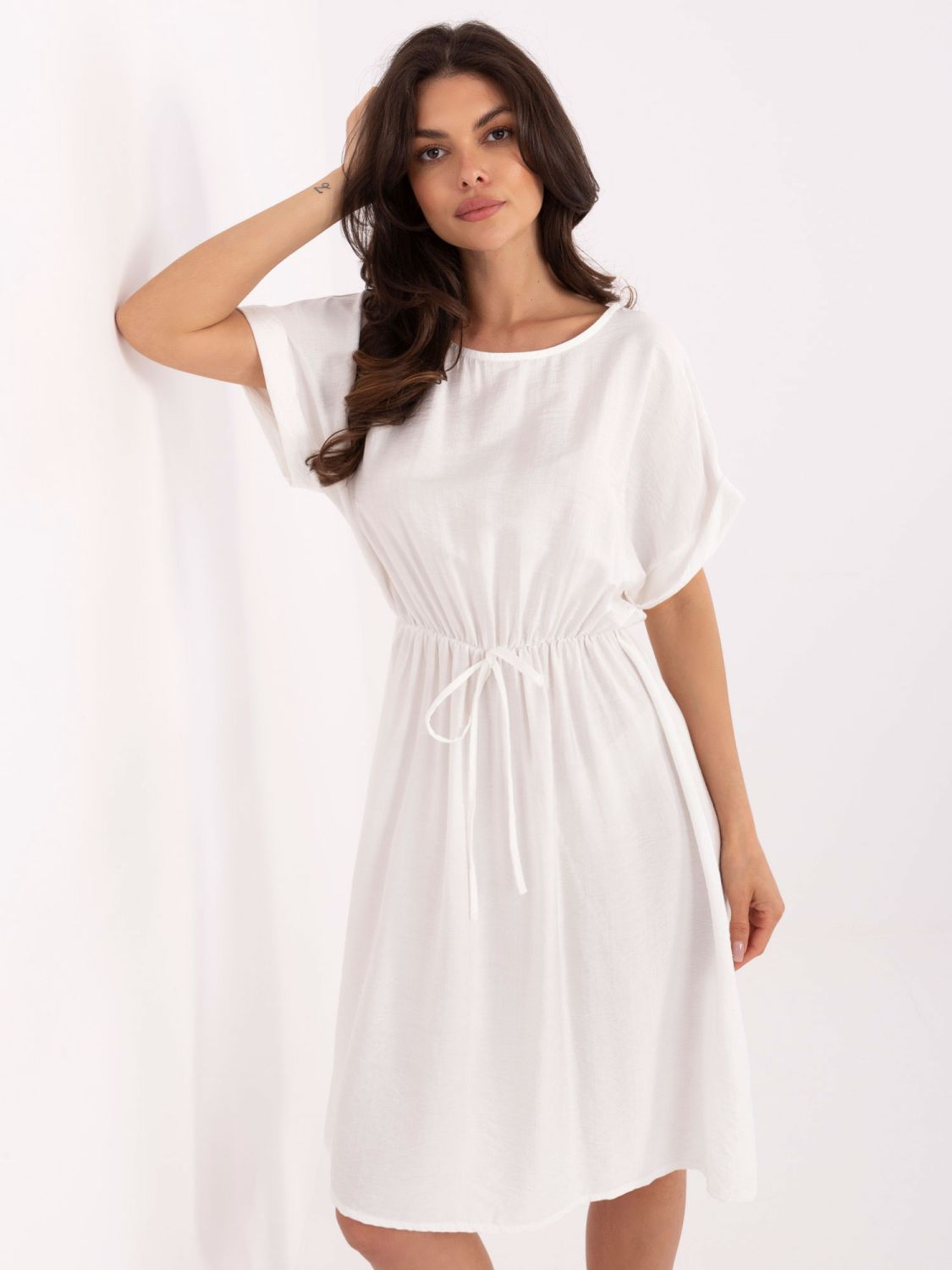 Rochie albă evazată cu mâneci scurte
