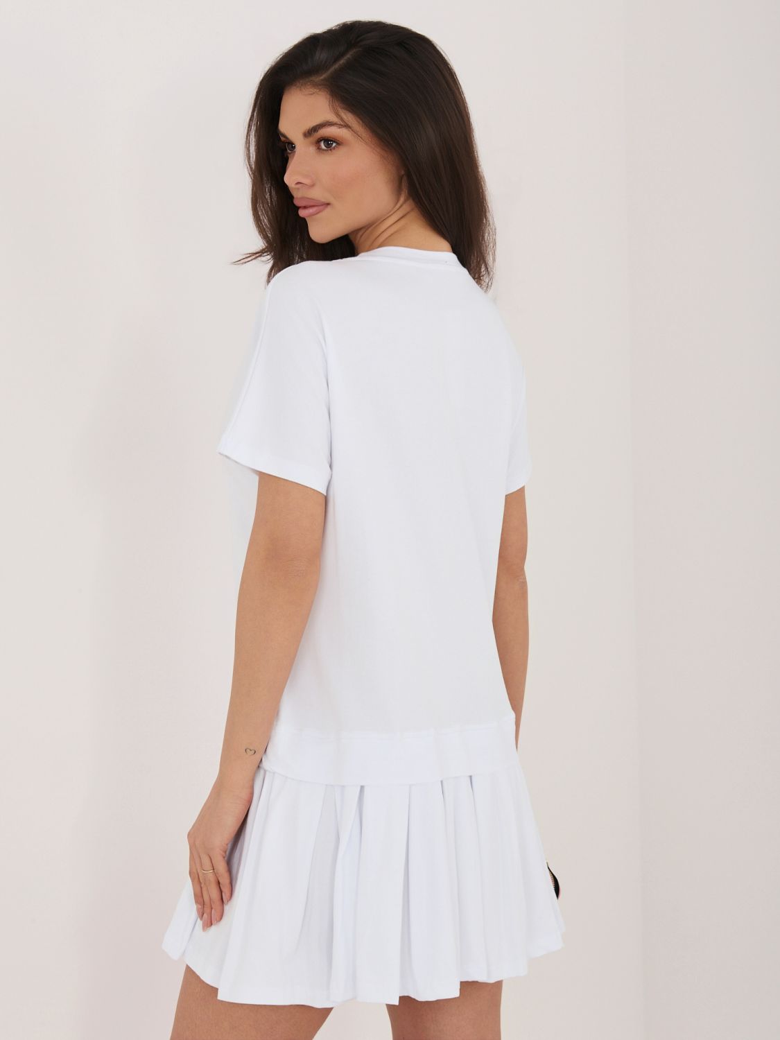 Rochie mini albă evazată cu mânecă scurtă