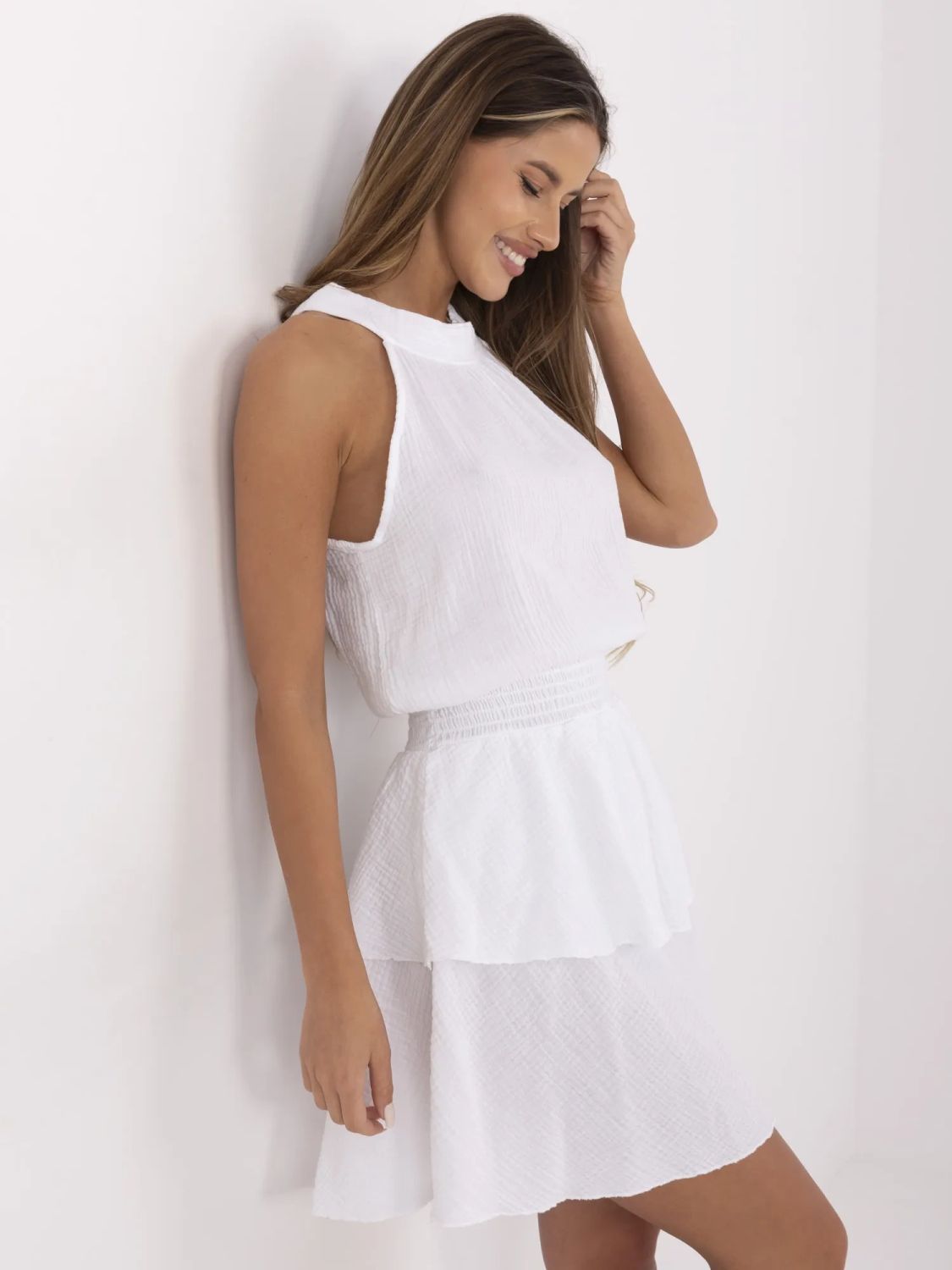 Rochie albă evazată cu volan