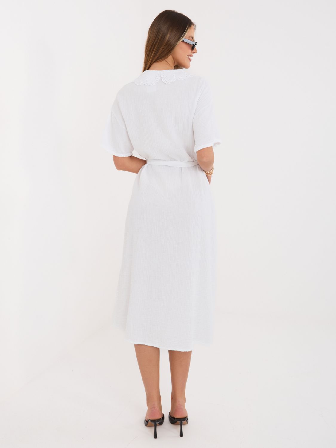 Rochie midi albă evazată cu curea și buzunare