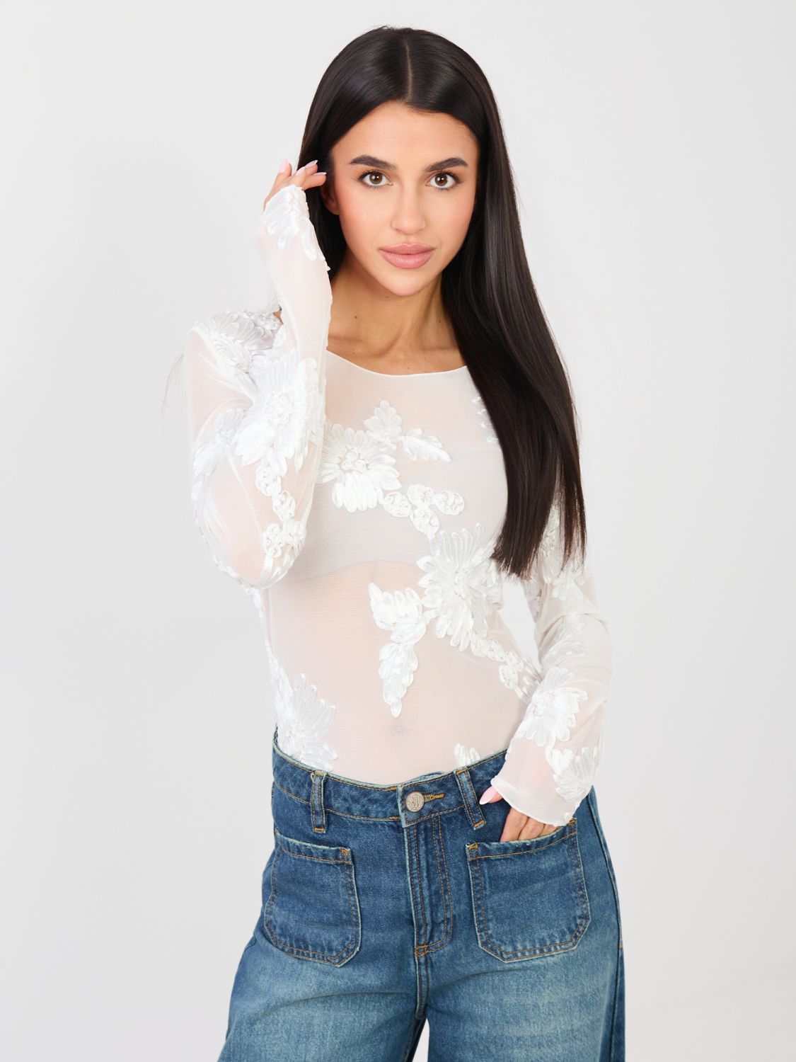 Bluză elegantă albă cu aplicație florală și broderie