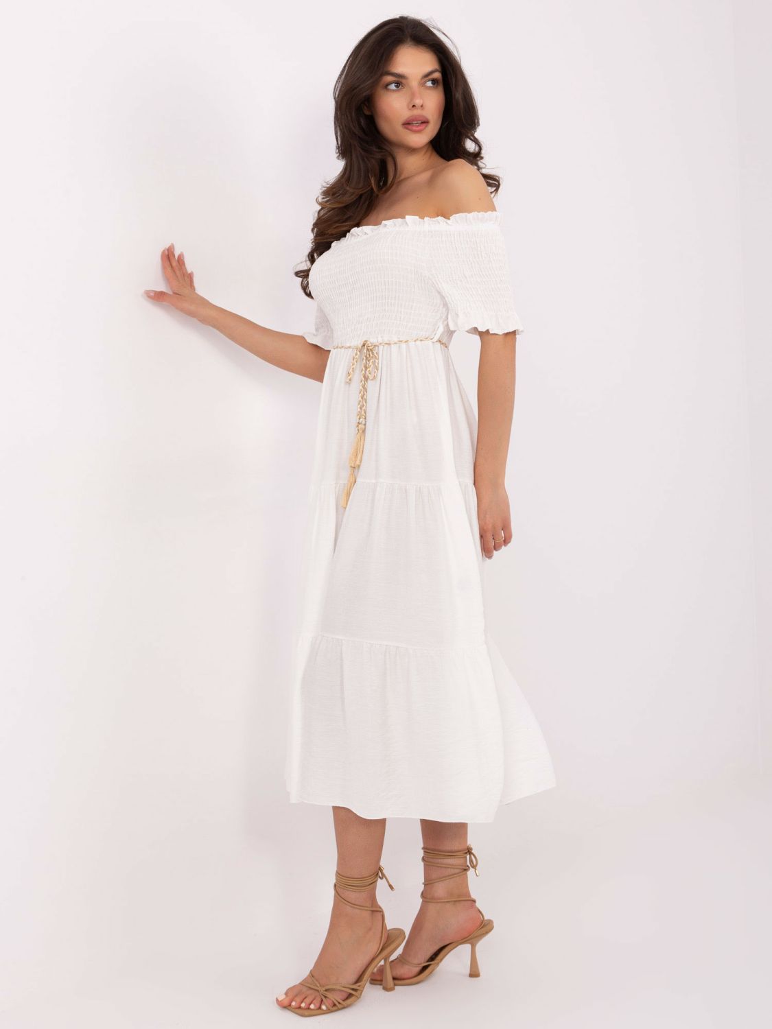 Rochie albă evazată cu curea