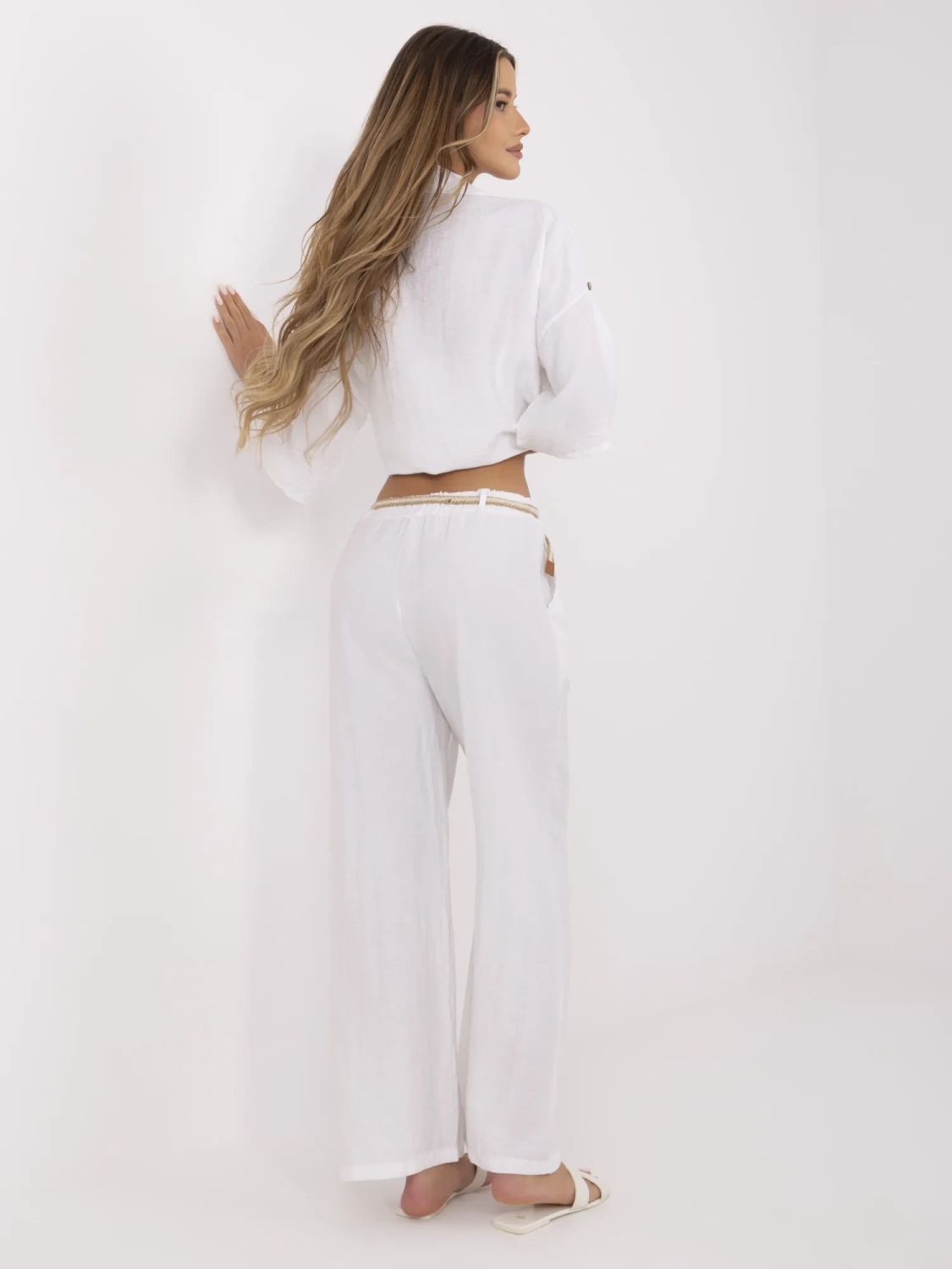 Pantaloni albi largi cu curea
