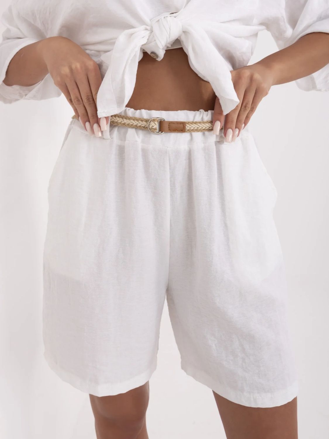Shorts albe boho cu curea
