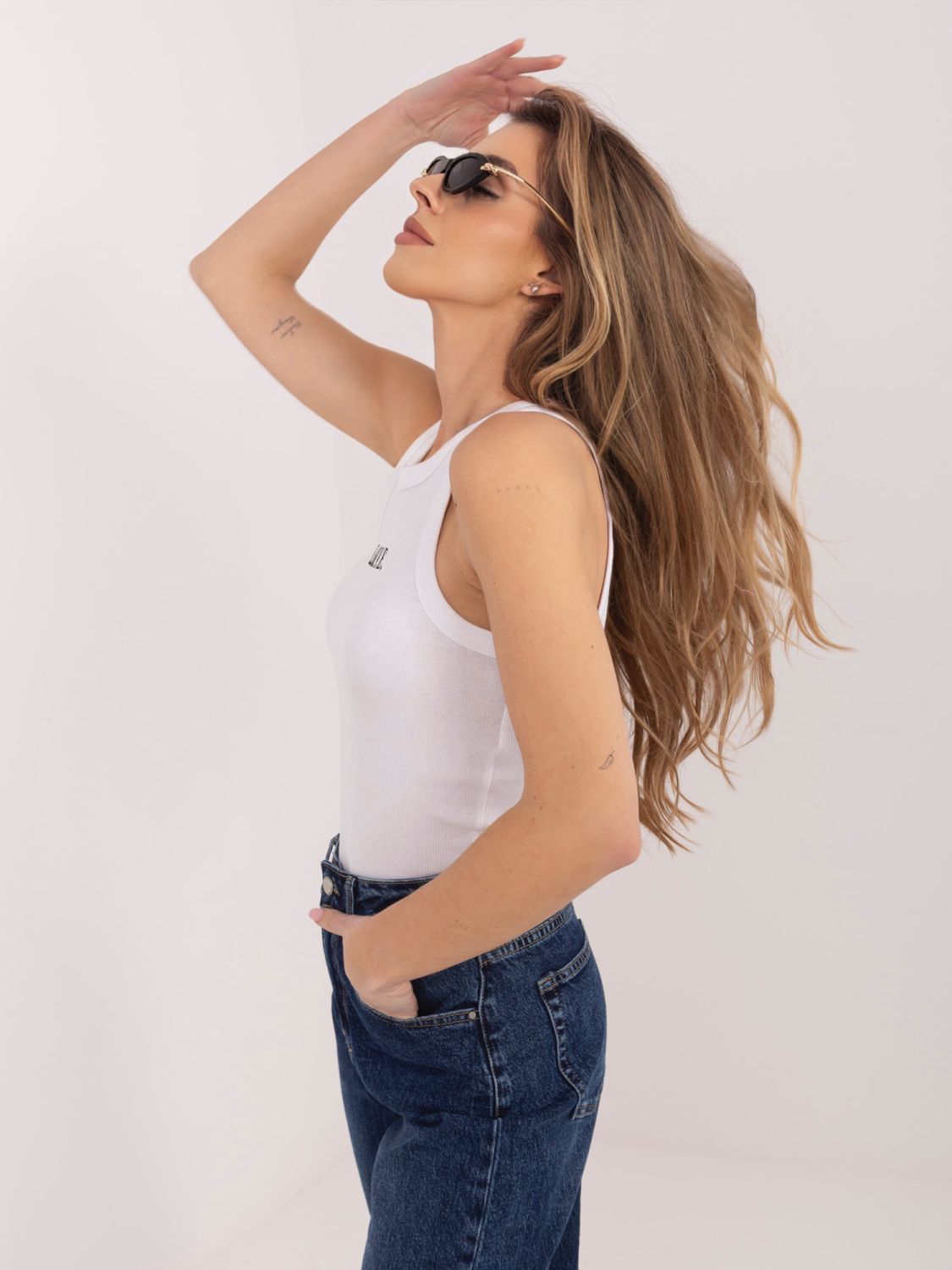 Top alb din bumbac cu broderie și inscripție