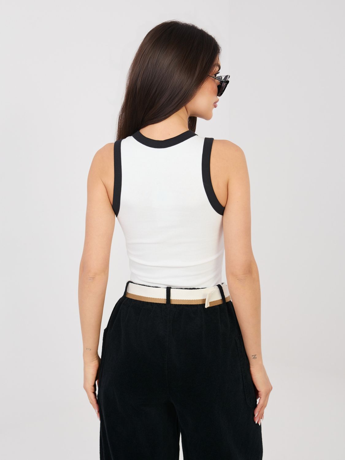 Top alb din bumbac fără mâneci