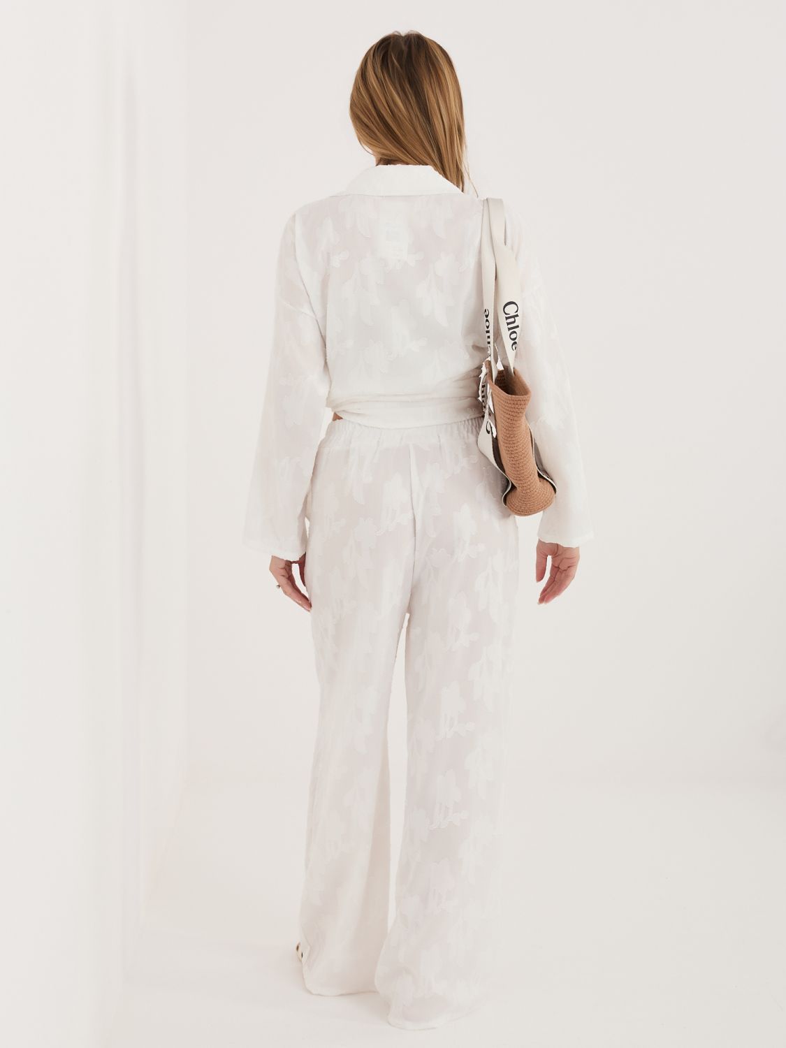 Set alb cămașă și pantaloni cu guler