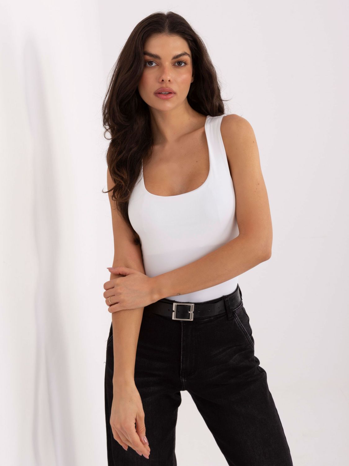 Top alb simplu fără mâneci