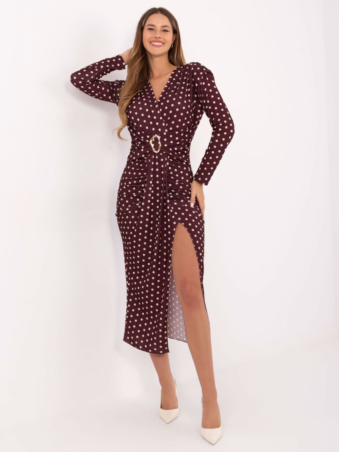 Rochie midi bordo cu buline și decolteu petrecut