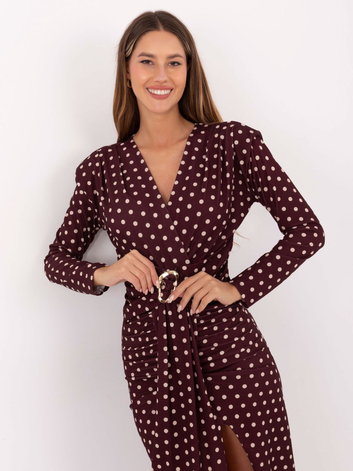 Rochie midi bordo cu buline și decolteu petrecut