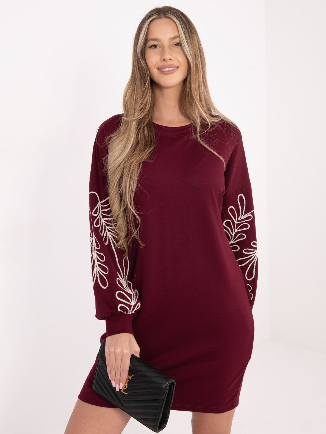 Rochie scurtă bordo cu broderie și mâneci bufante