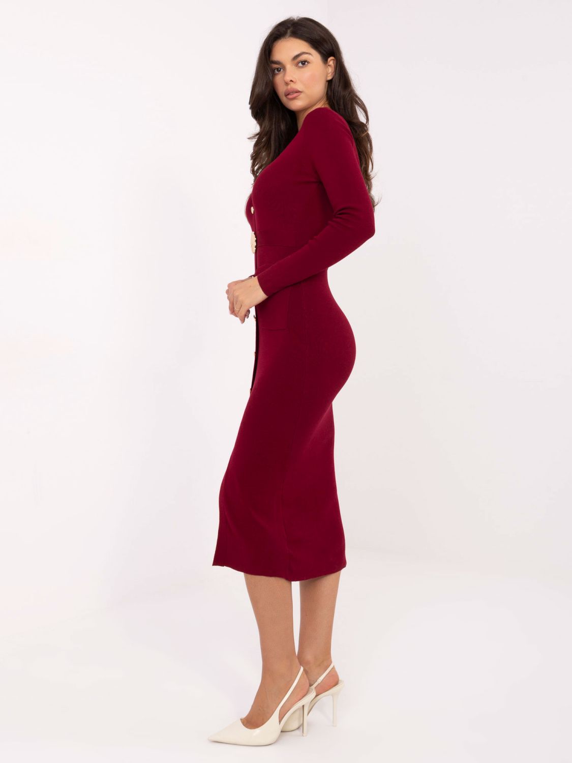 Rochie midi tricotată bordo cu decolteu în V și nasturi