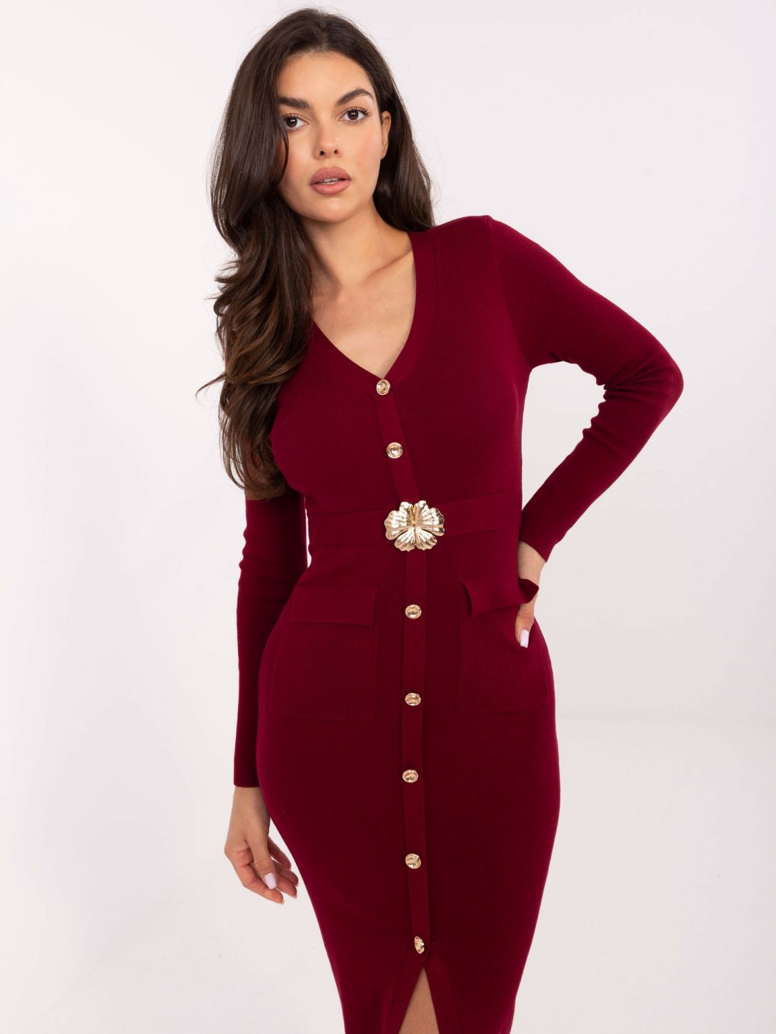 Rochie midi tricotată bordo cu decolteu în V și nasturi