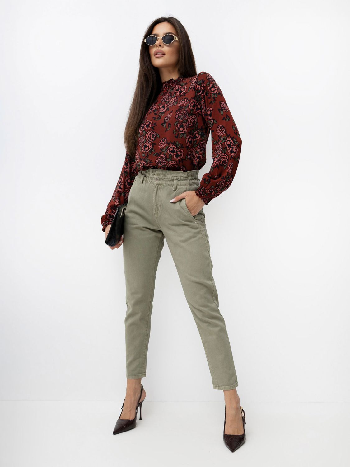 Bluză elegantă cu imprimeu floral și guler înalt