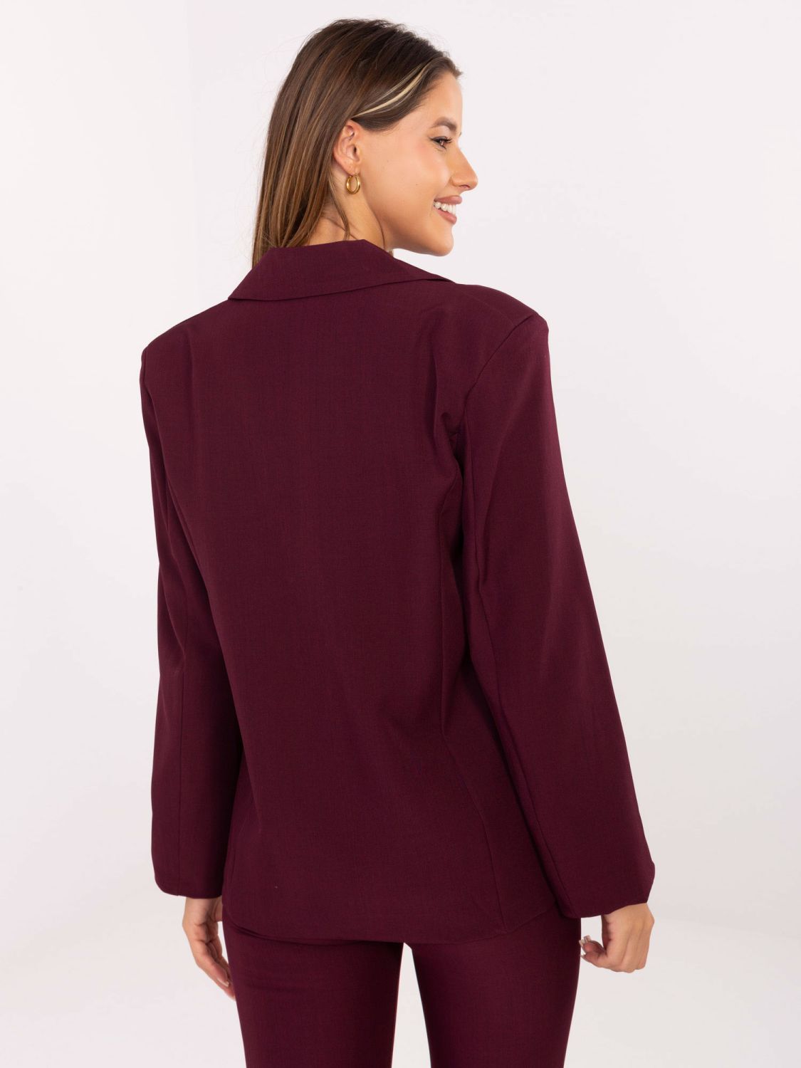 Sacou elegant bordo cu broșă și căptușeală