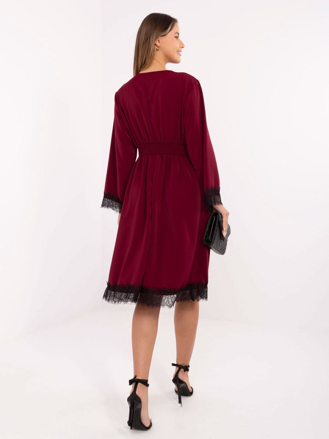 Rochie midi bordo cu dantelă și decolteu petrecut