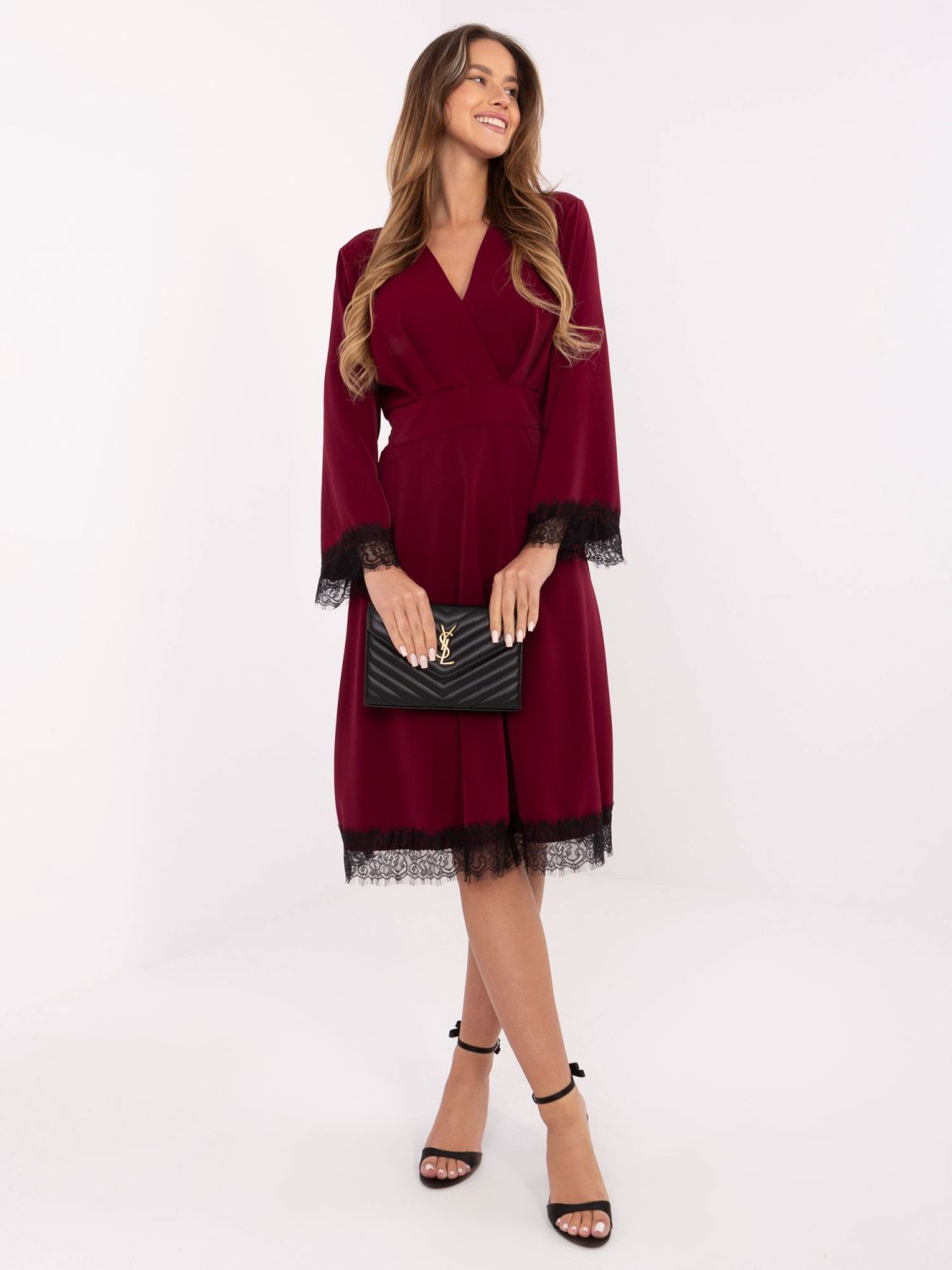 Rochie midi bordo cu dantelă și decolteu petrecut