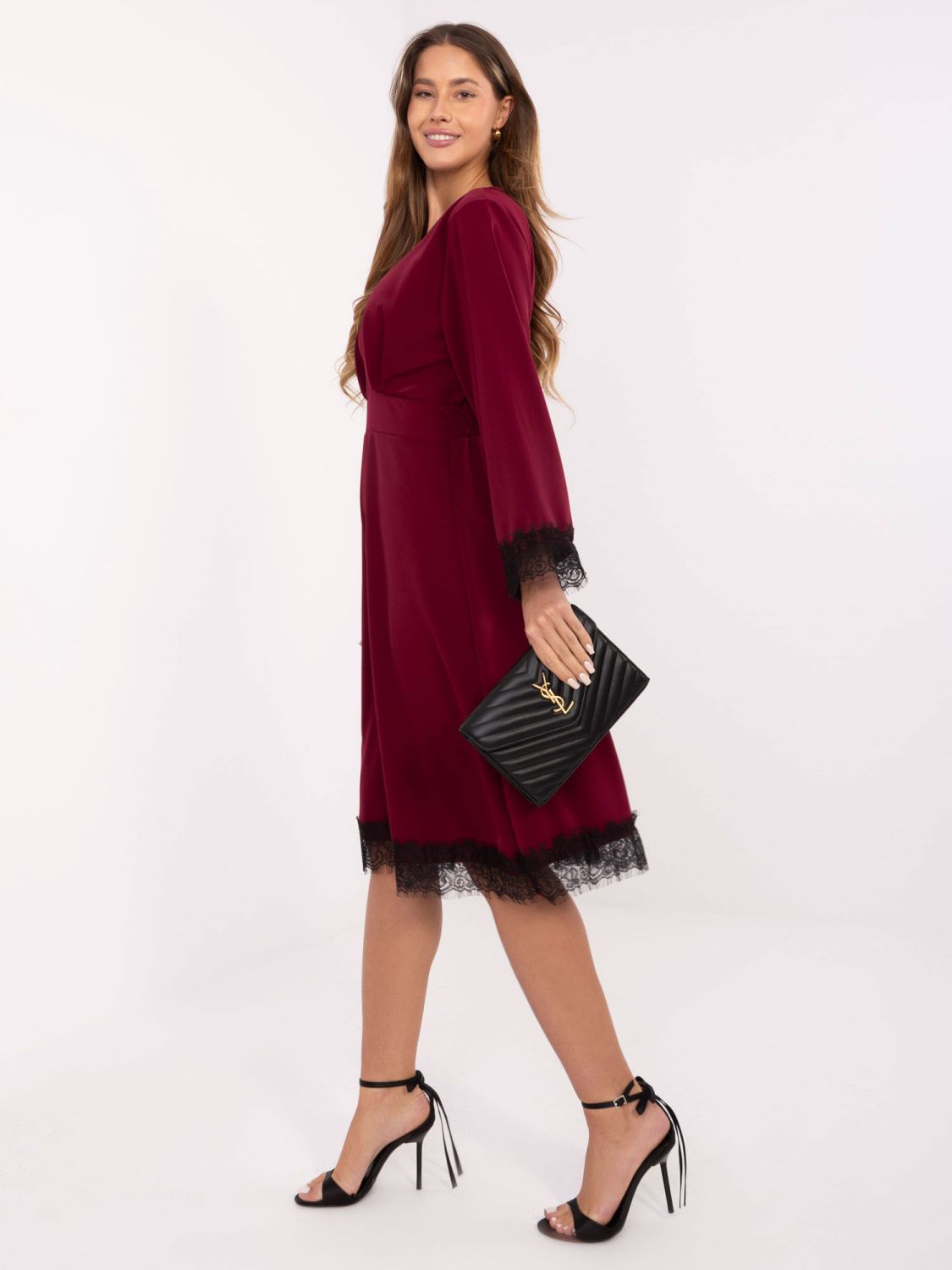 Rochie midi bordo cu dantelă și decolteu petrecut
