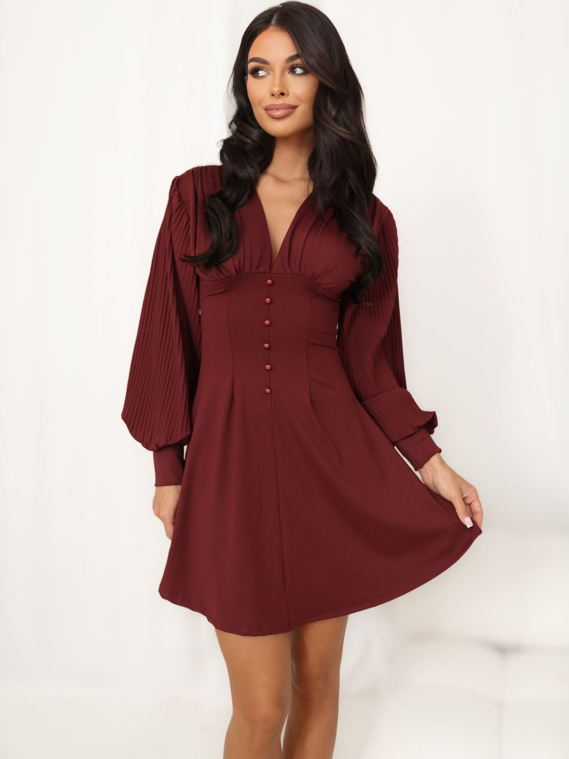 Rochie mini bordo cu decolteu în V și mâneci bufante