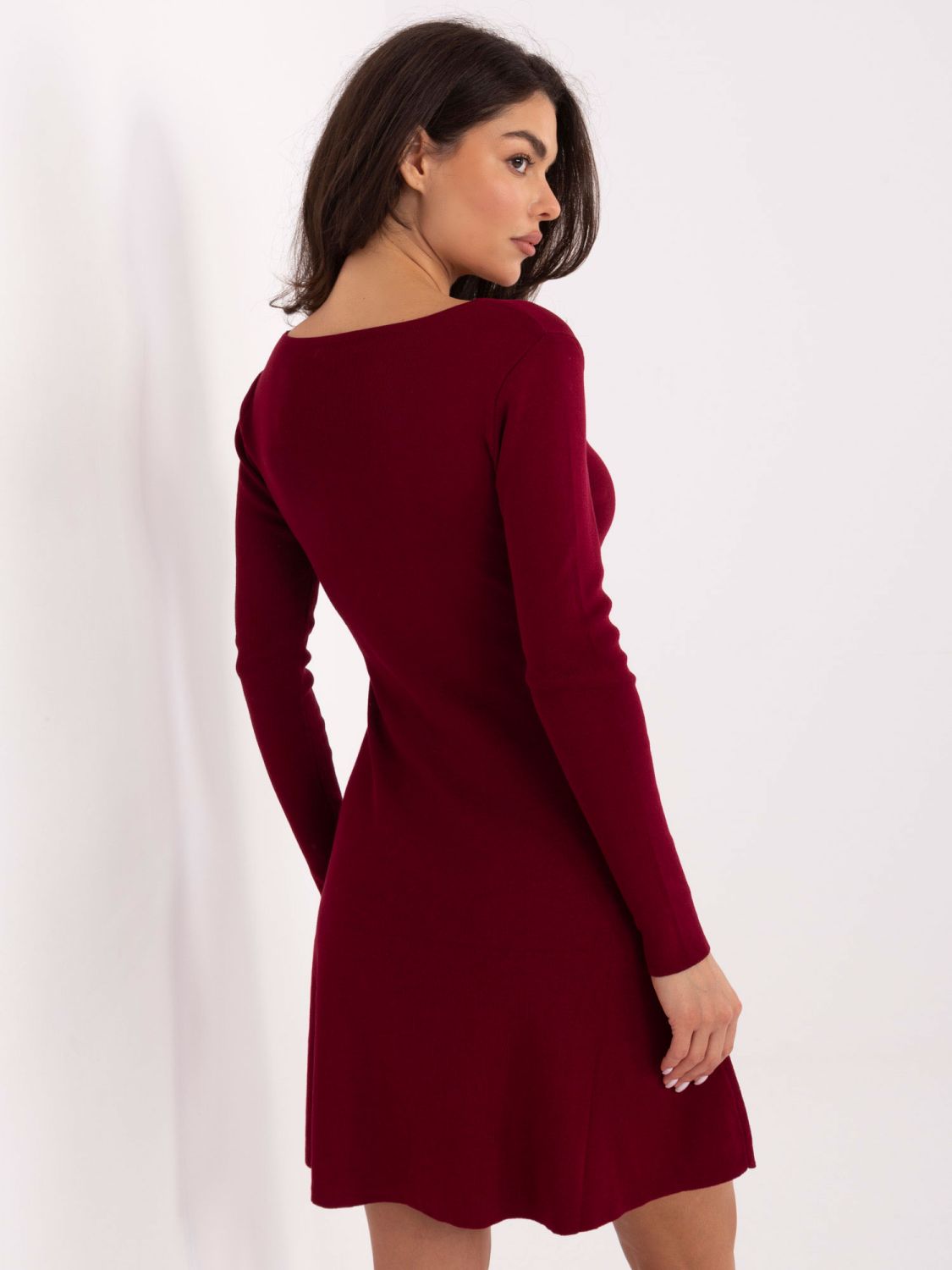 Rochie mini tricotată bordo, cu decolteu în V și textură reiată