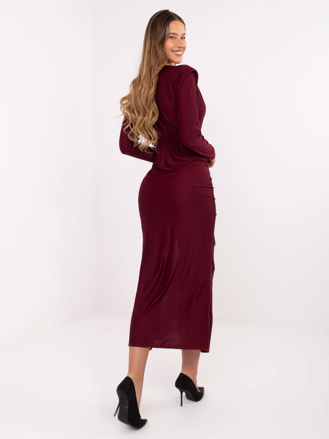 Rochie midi tip creion bordo cu decolteu petrecut și mâneci lungi