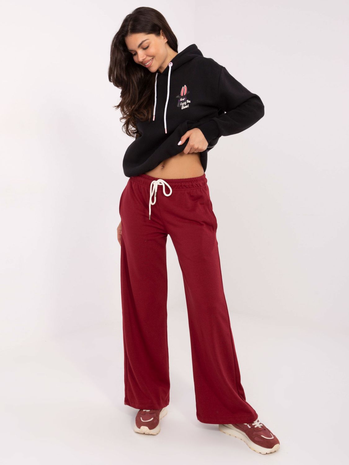 Pantaloni de trening bordo cu croială largă