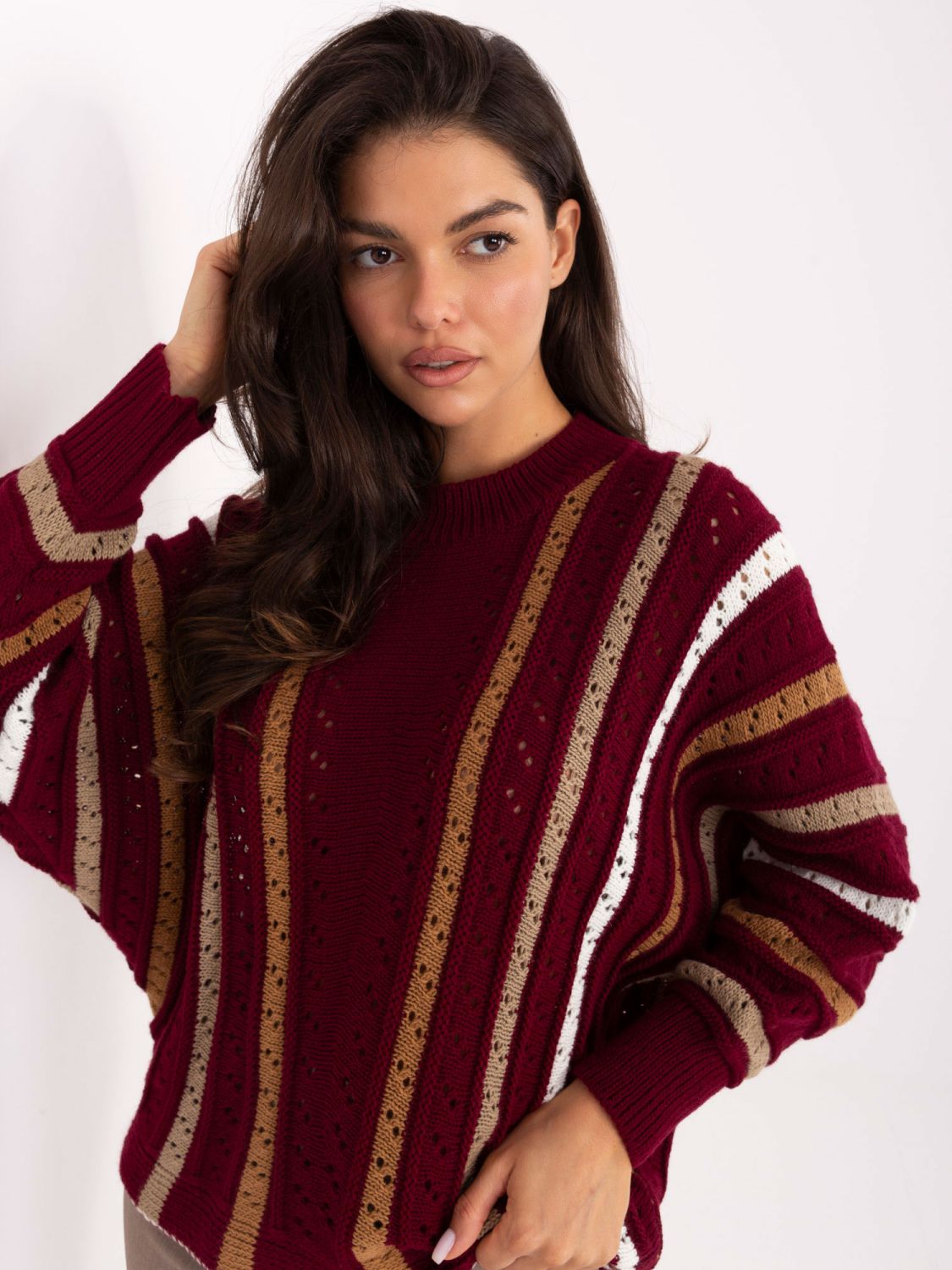 Pulover bordo cu model ajurat și dungi