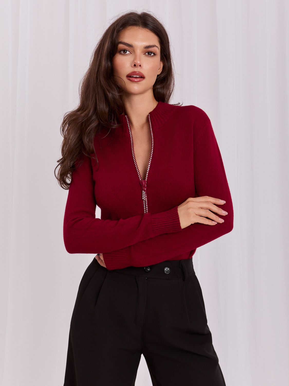 Pulover elegant bordo cu guler înalt și zirconii