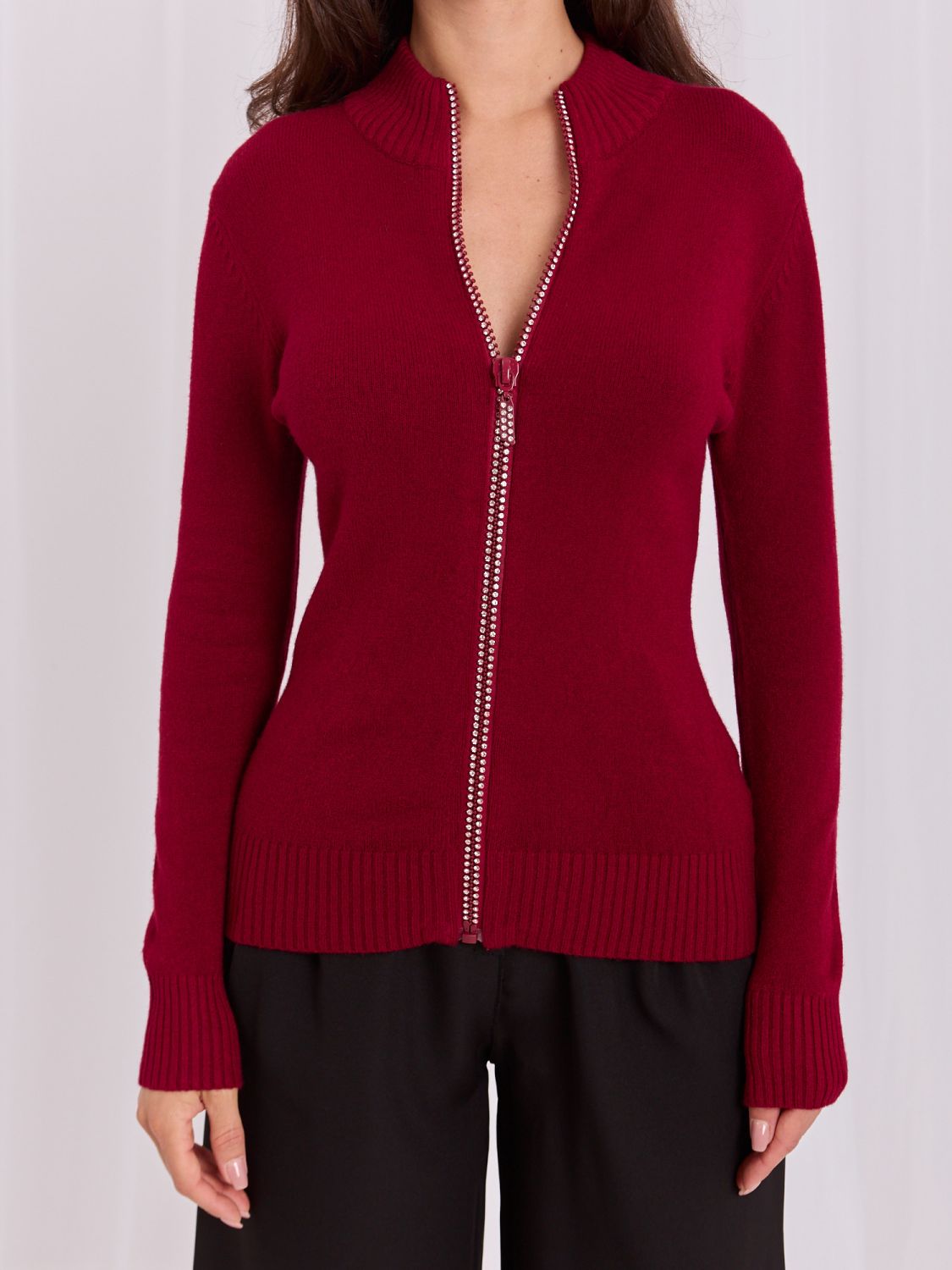 Pulover elegant bordo cu guler înalt și zirconii