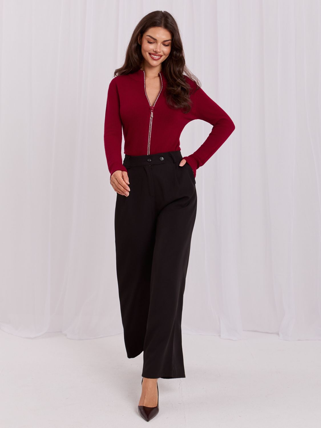 Pulover elegant bordo cu guler înalt și zirconii