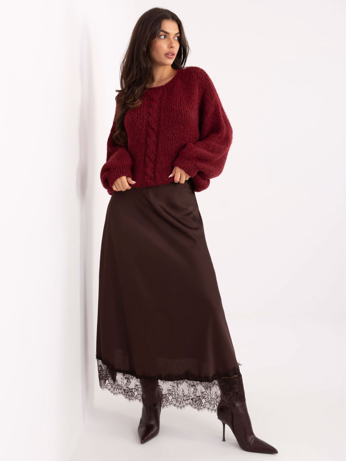 Pulover bordo cu decolteu rotund și mâneci bufante