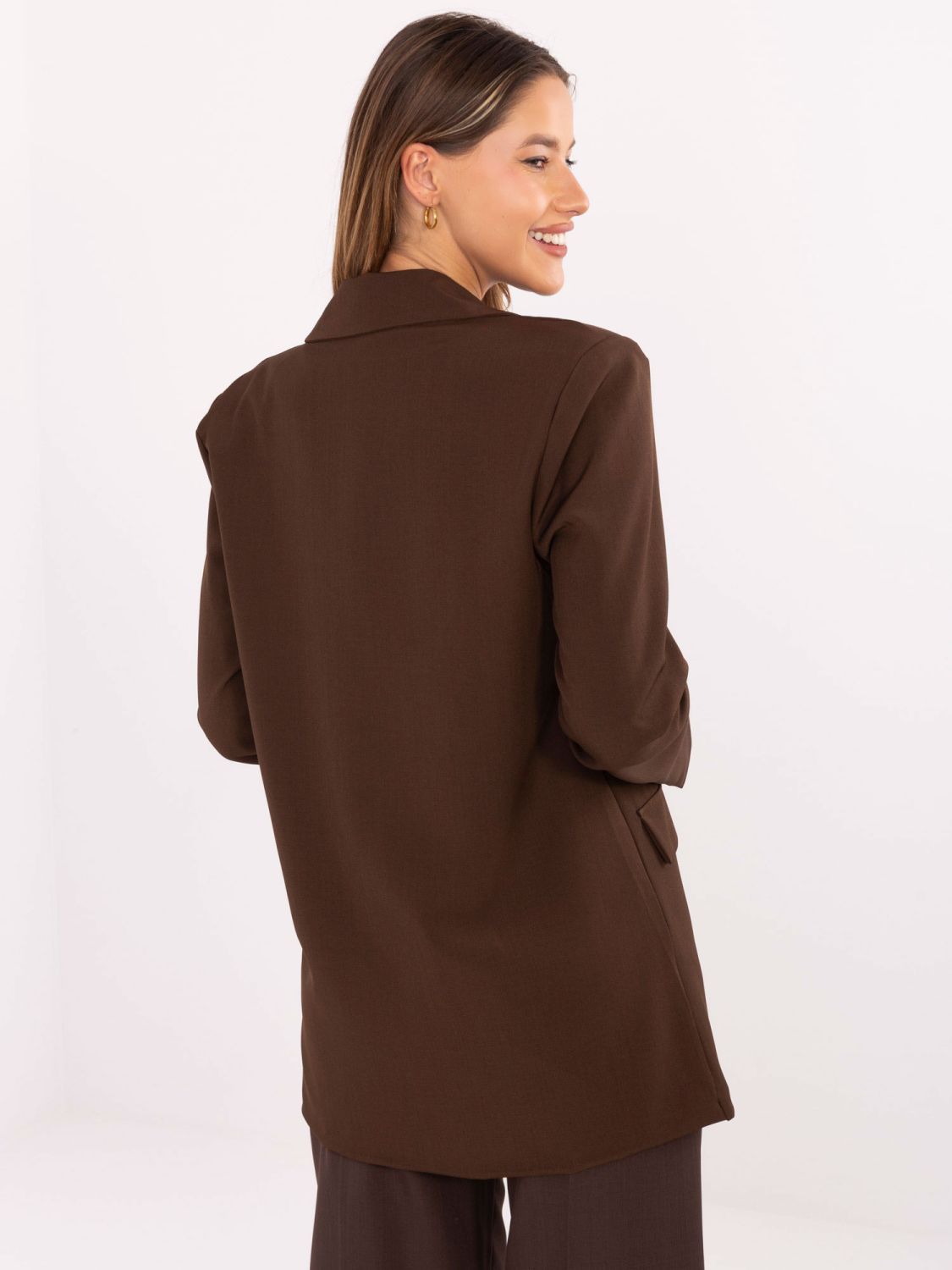 Sacou elegant maro cu căptușeală și broșă
