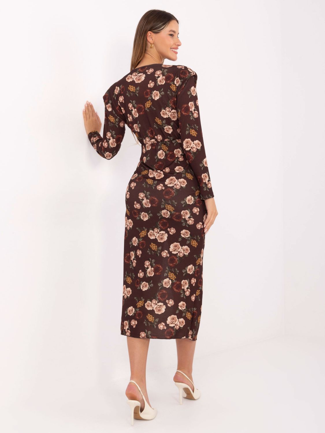 Rochie midi maro cu imprimeu floral și decolteu petrecut