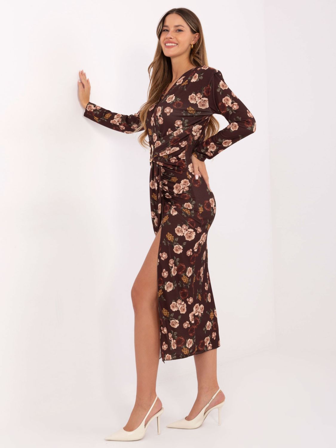 Rochie midi maro cu imprimeu floral și decolteu petrecut