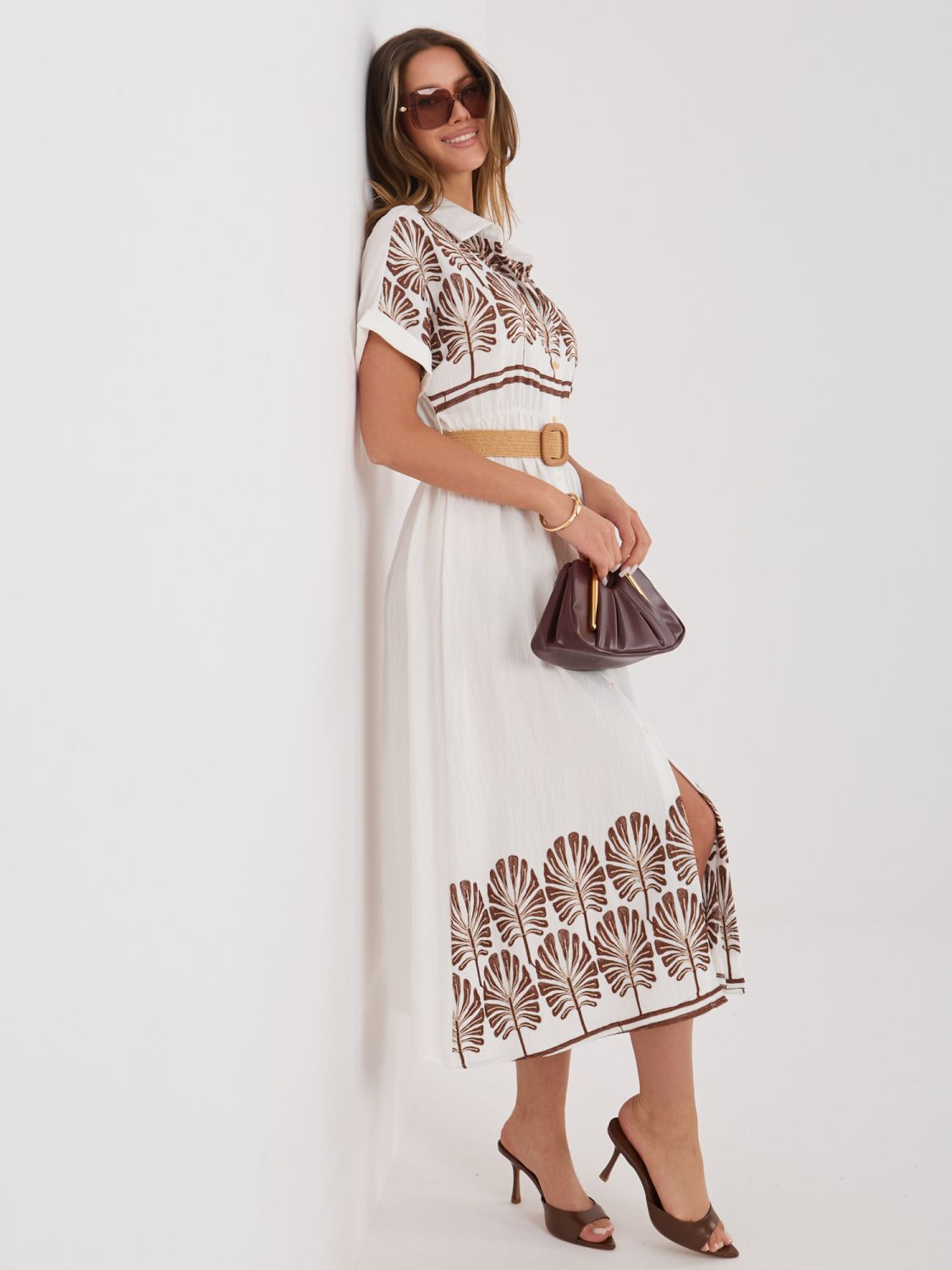 Rochie cămașă midi alb-maro cu broderie și curea