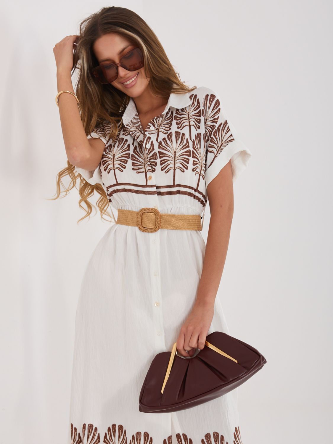 Rochie cămașă midi alb-maro cu broderie și curea