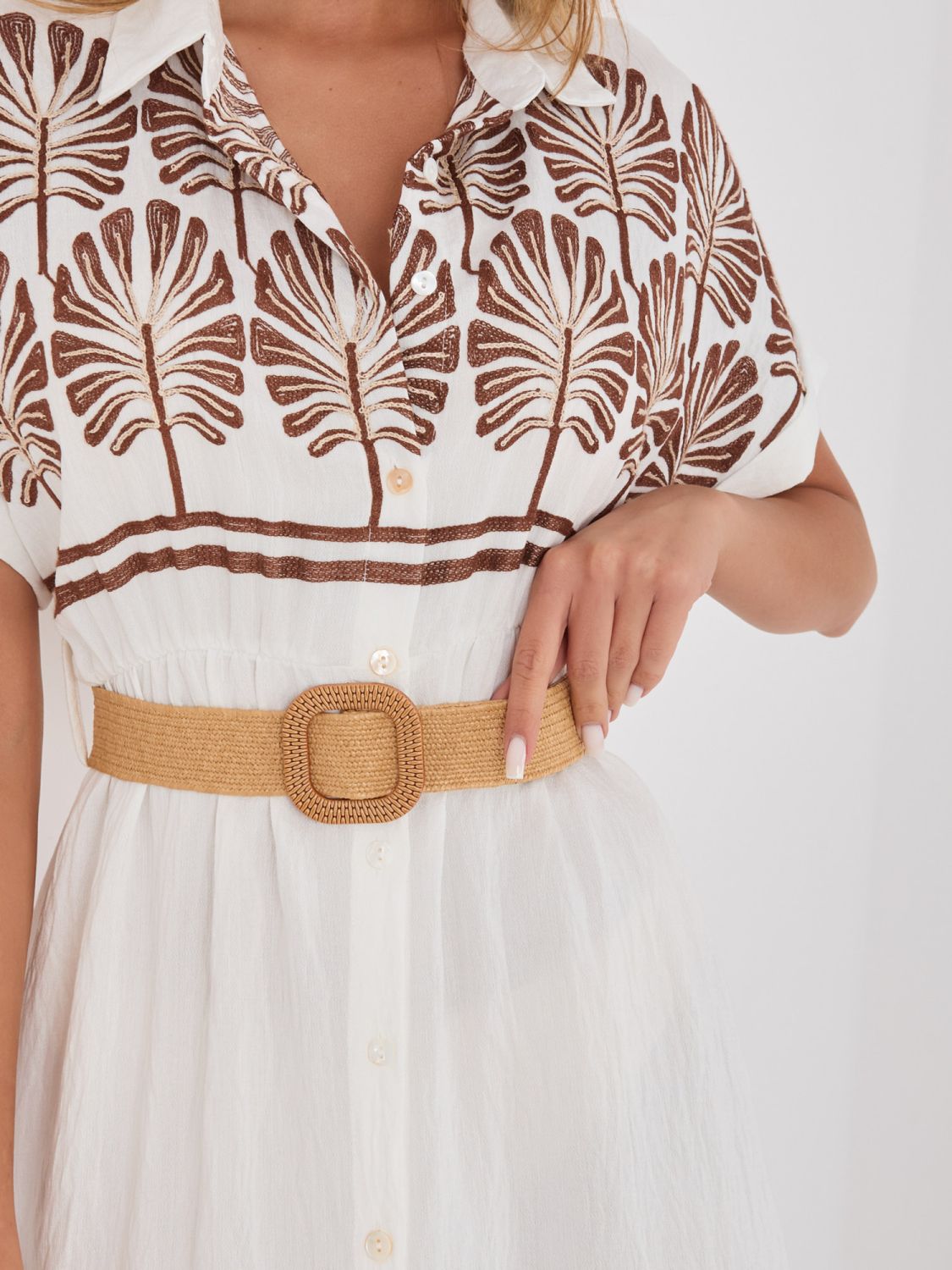 Rochie cămașă midi alb-maro cu broderie și curea