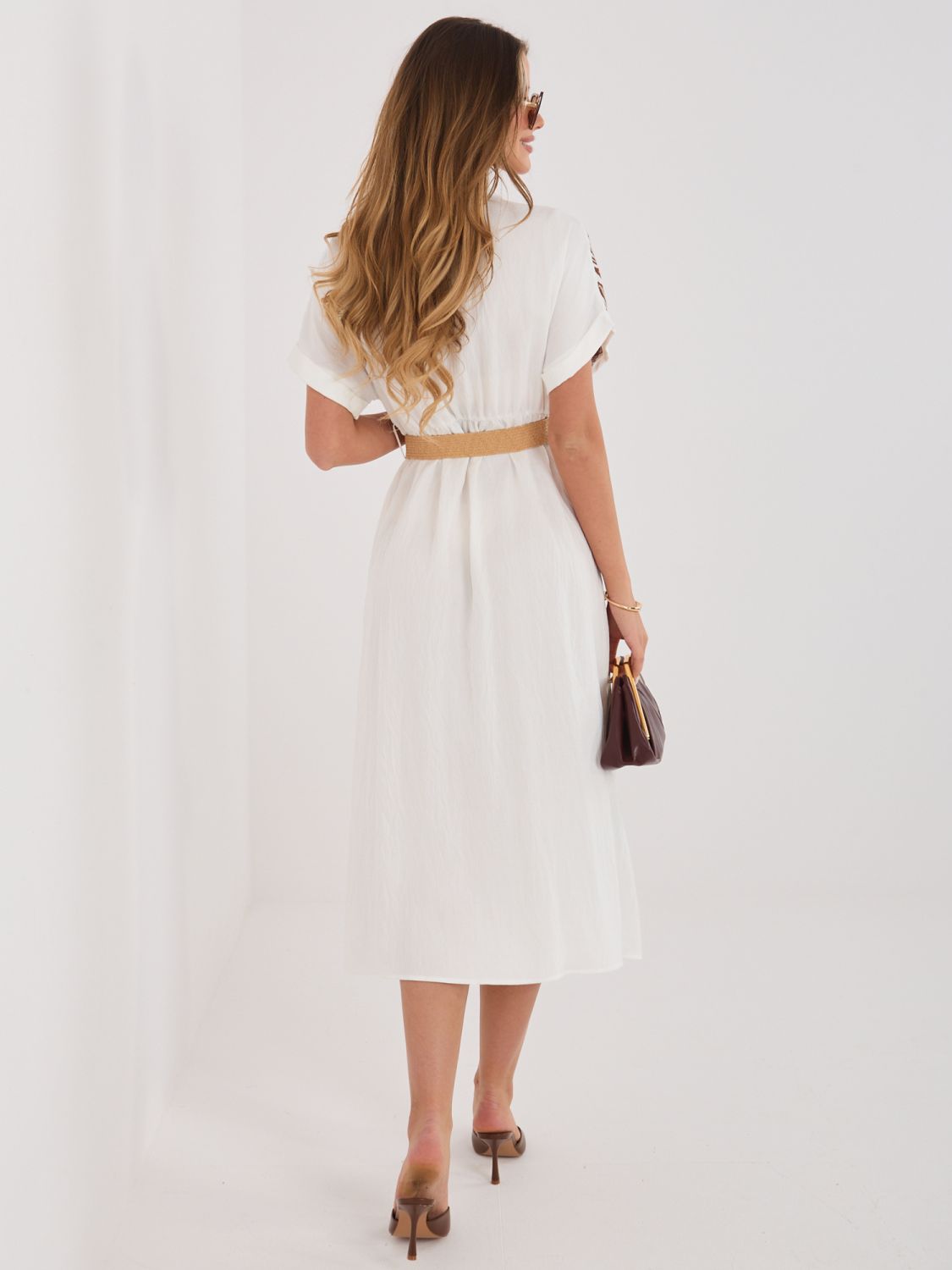 Rochie cămașă midi alb-maro cu broderie și curea