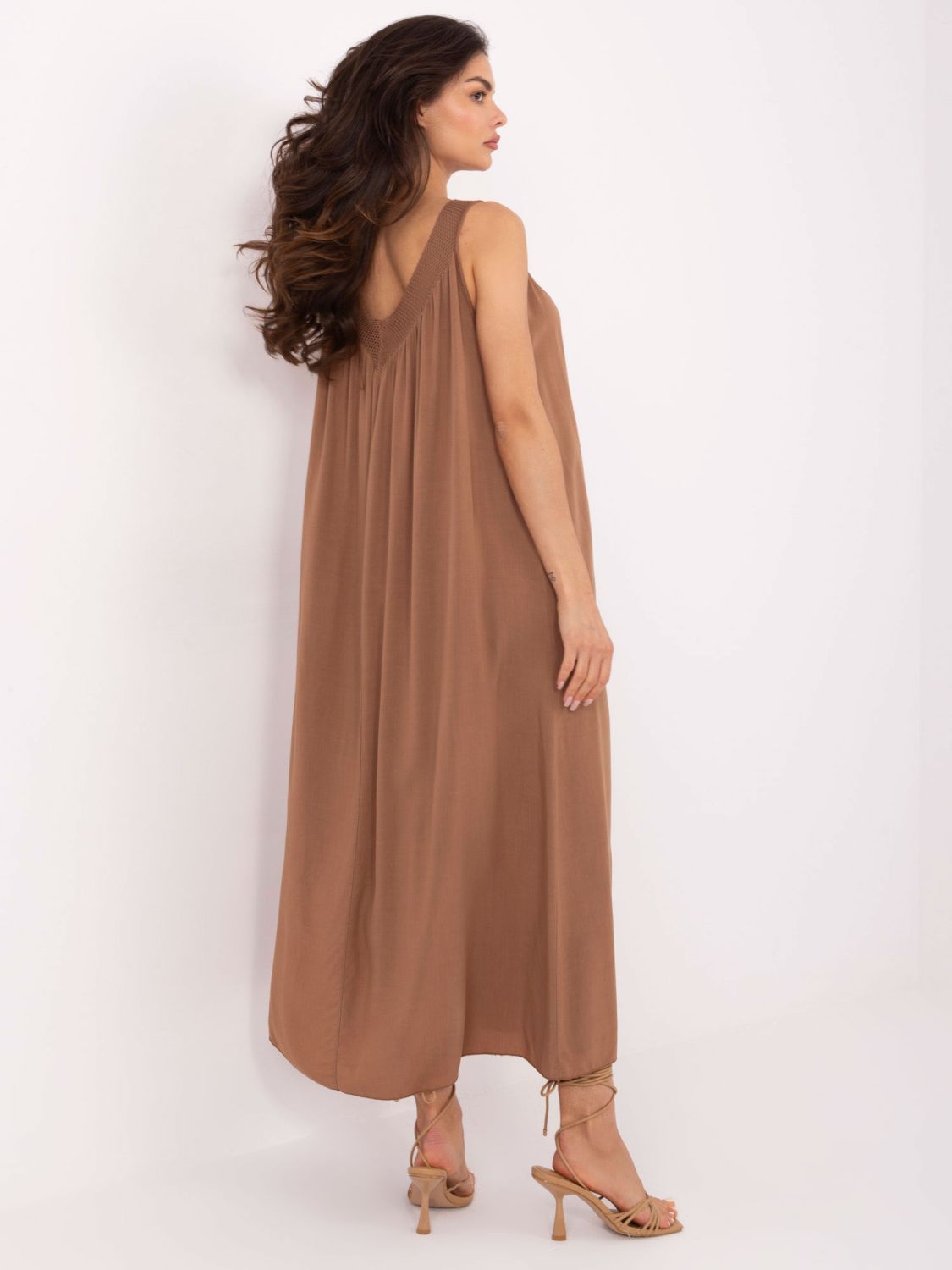 Rochie oversize maro cu decolteu în V
