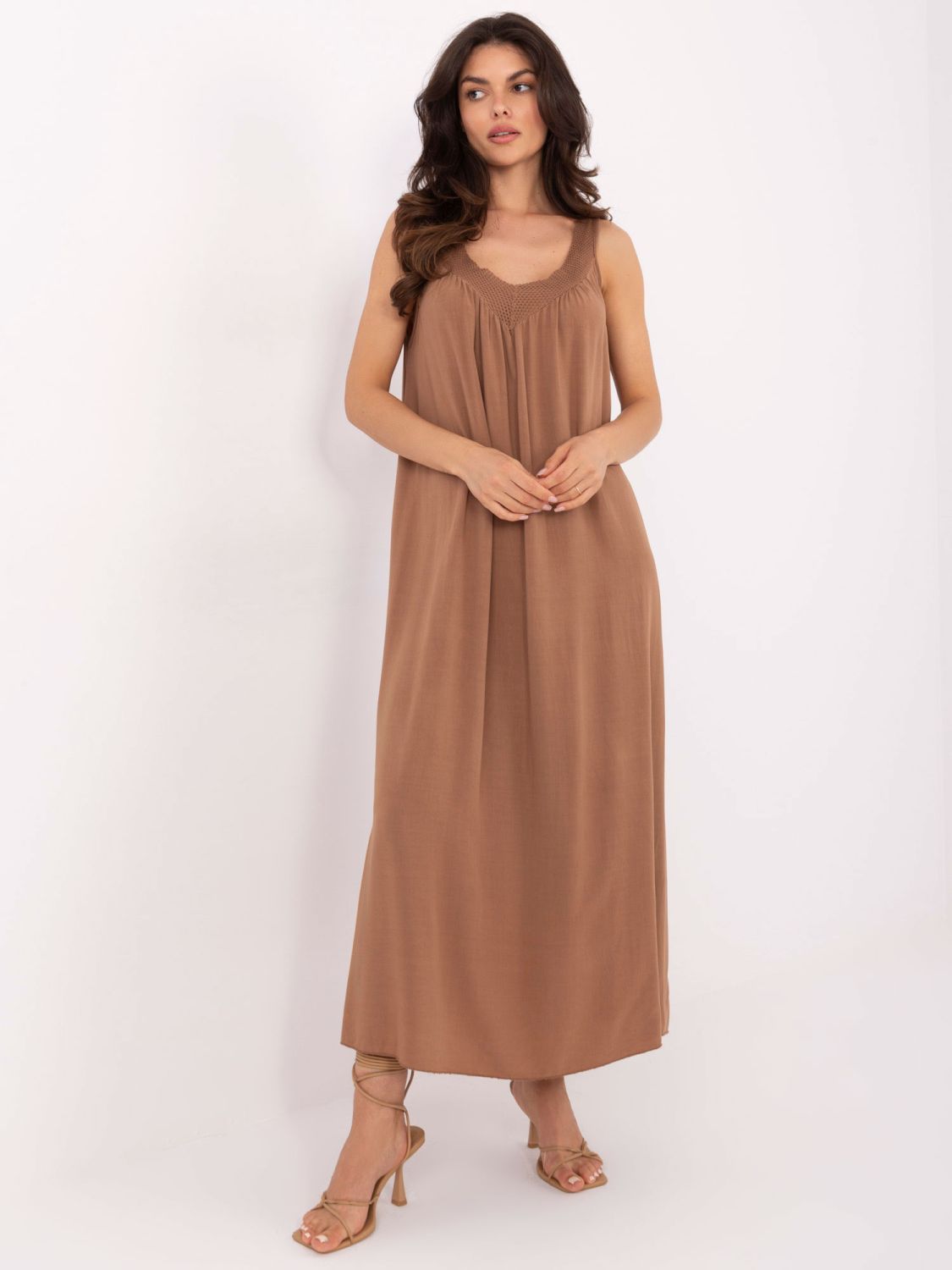 Rochie oversize maro cu decolteu în V
