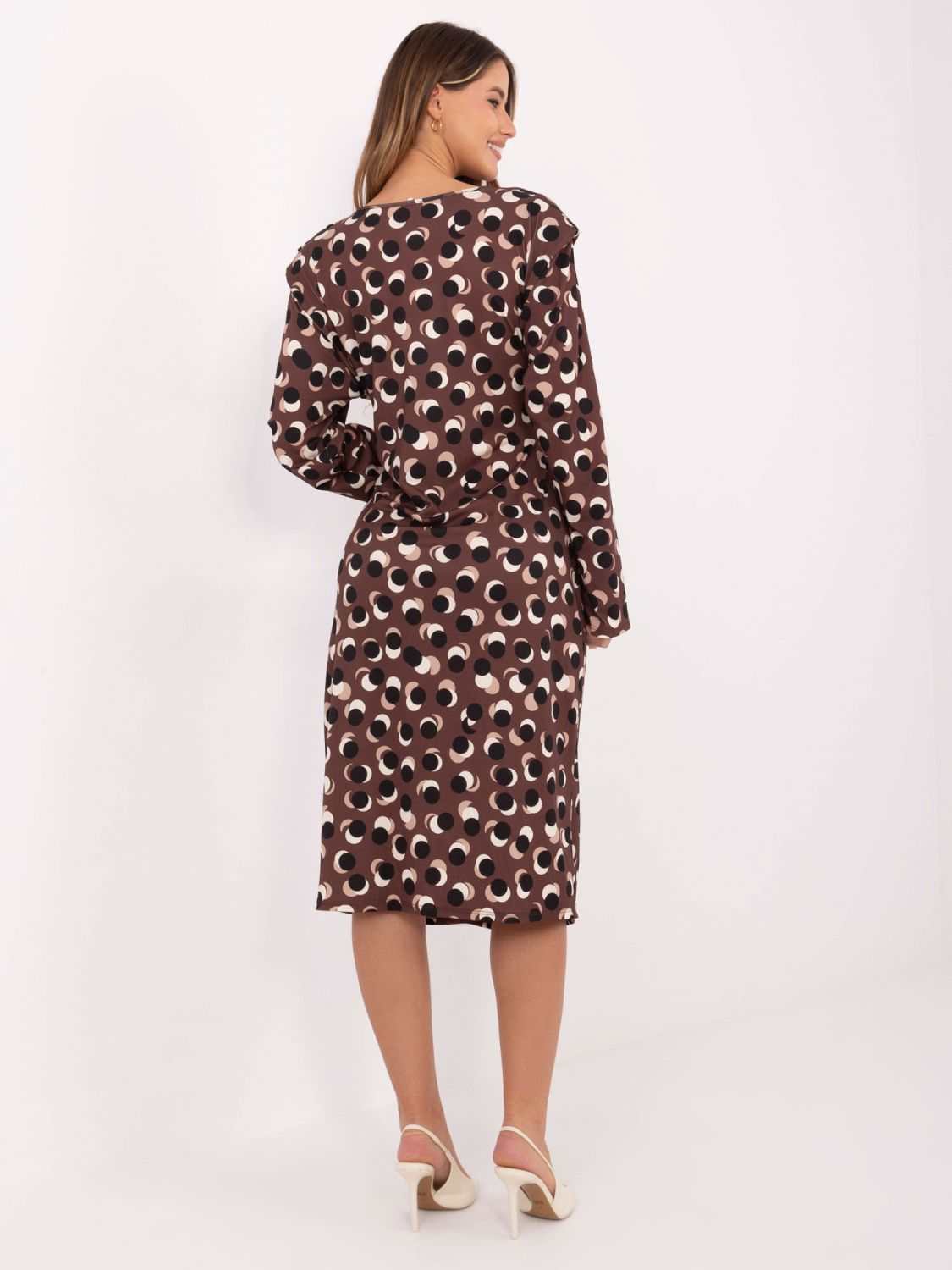 Rochie midi maro cu model geometric și drapaje