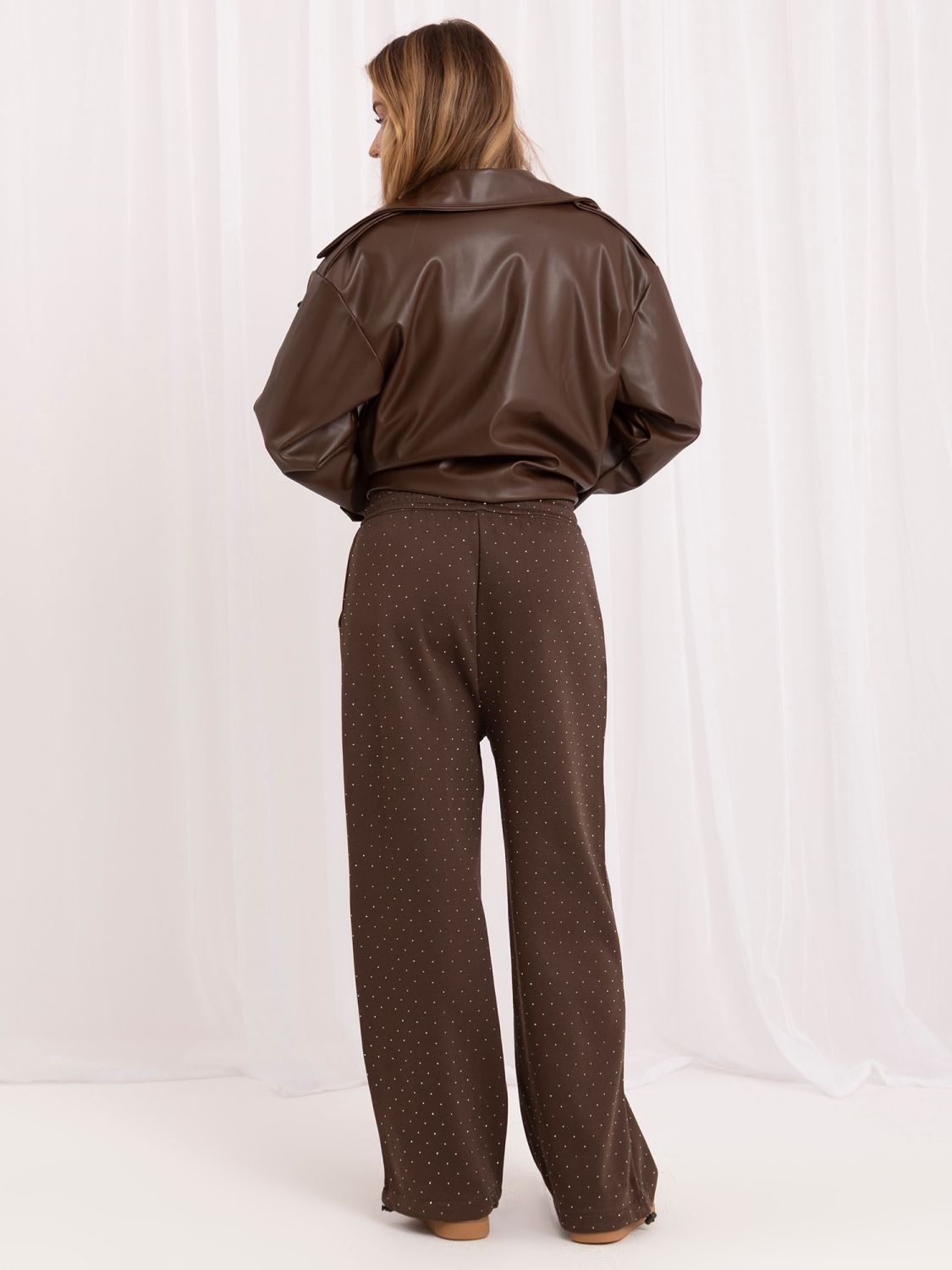 Pantaloni de trening maro cu croială largă și aplicație
