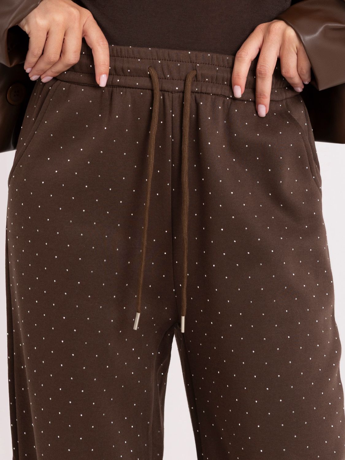 Pantaloni de trening maro cu croială largă și aplicație