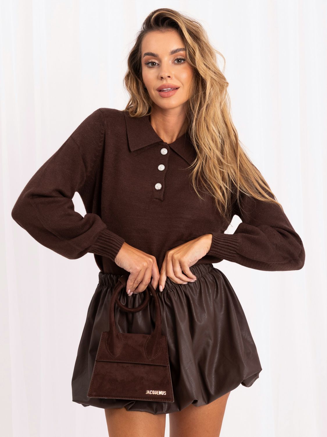 Pulover elegant maro cu guler și nasturi