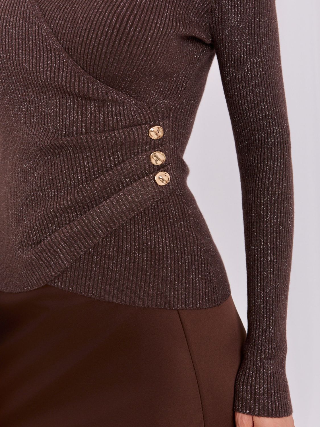 Pulover elegant maro cu decolteu petrecut