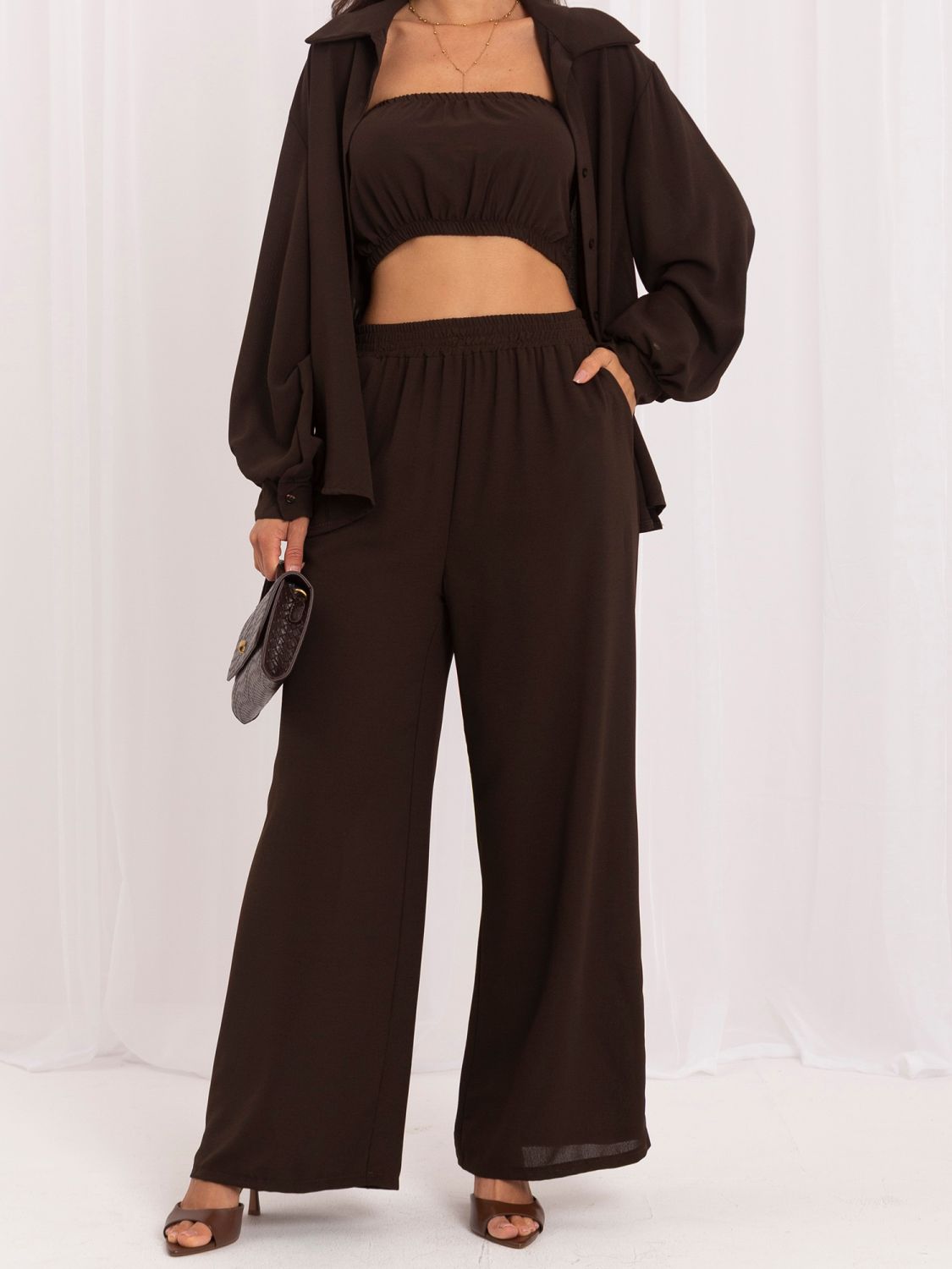 Set maro din trei piese cu top, cămașă și pantaloni