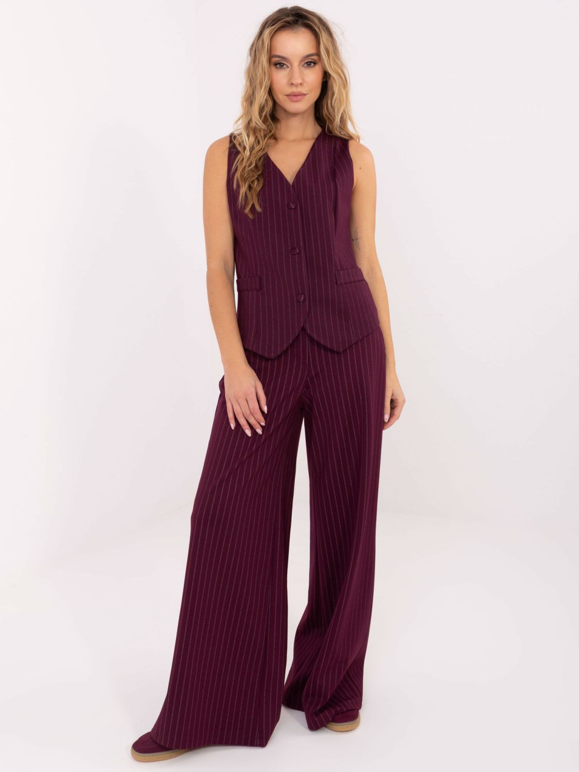 Vestă elegantă bordo cu dungi