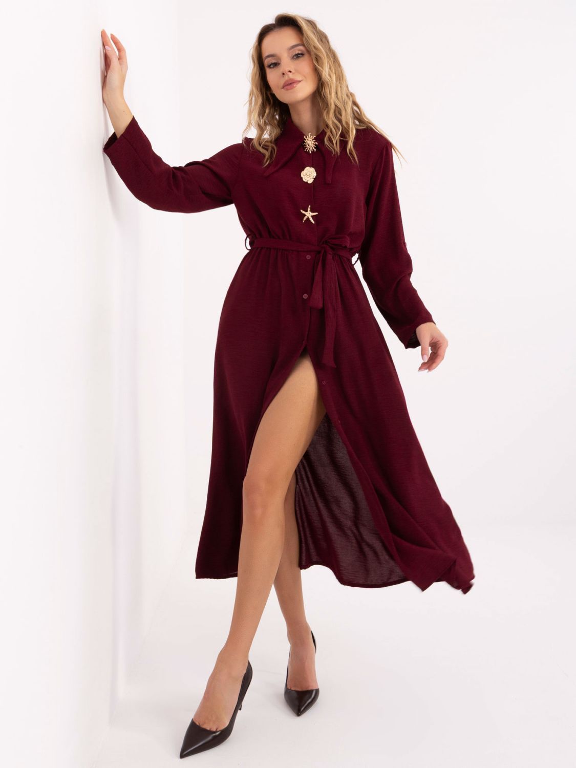 Rochie midi bordo evazată cu curea și broșă